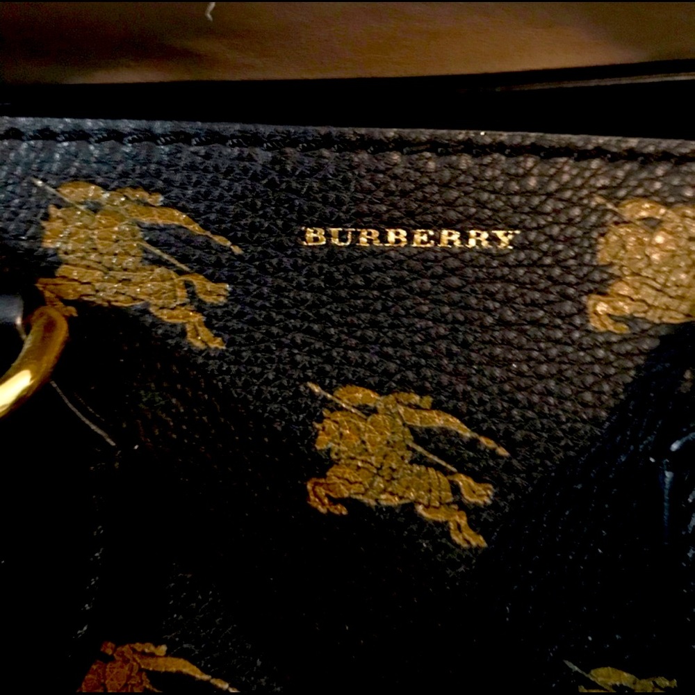 🔥Hot sale! 🔥BURBERRY BAG -LIKE NEW - Picture 6 of 10